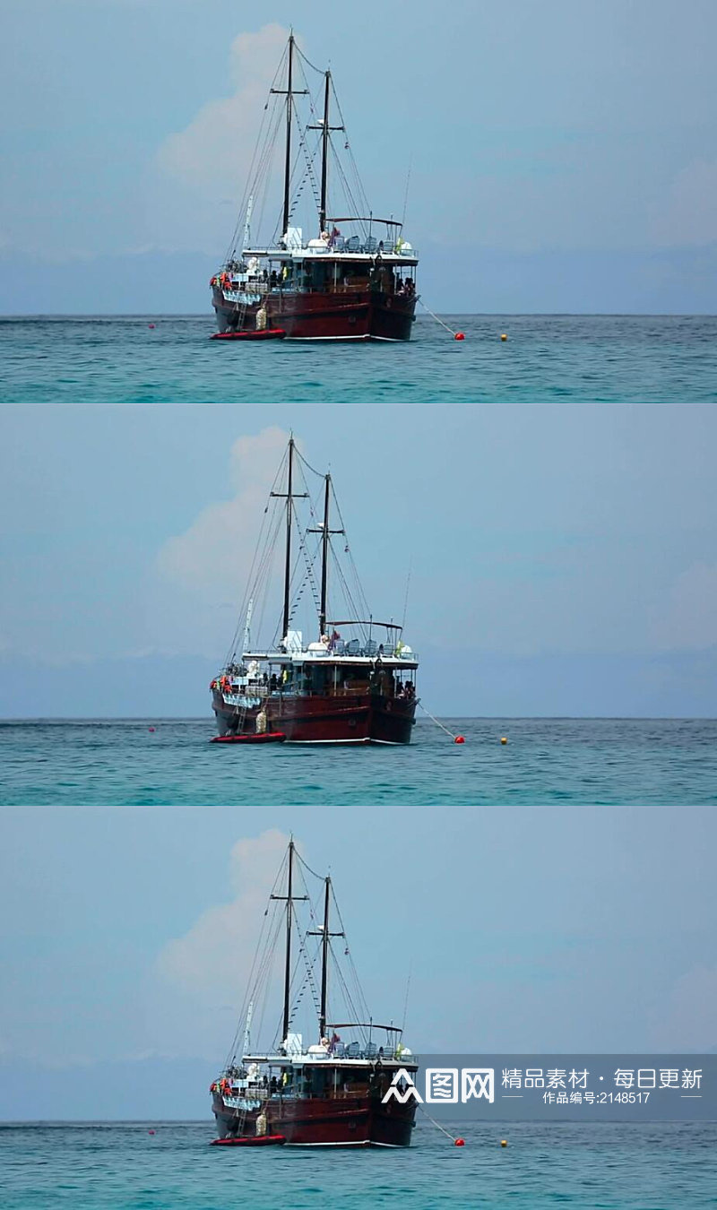 蓝天白云下大海上航行的渔船实拍视频素材