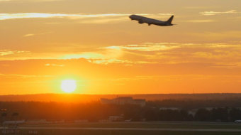 日落夕阳下的飞机从机场起飞美景 实拍视频 风景视频-众图网