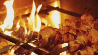 烧烤摊上的烤串实拍视频-众图网