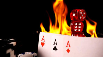 赌场筹码骰子和纸牌燃烧的火焰舞台背景视频-众图网