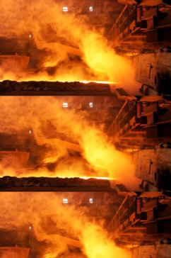 钢材铸造厂里的熔融金属铁水实拍视频