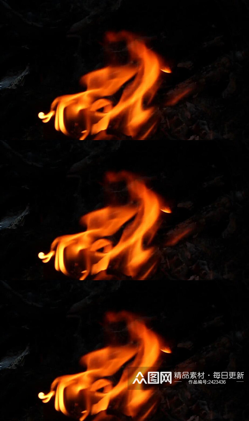 夜晚木炭营火中燃烧的火焰实拍视频素材