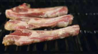 烧烤在羊排涂上黄油实拍视频-众图网