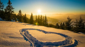 冬季日落夕阳下雪山森林上的爱心美景实拍-众图网