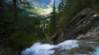森林中的瀑布彩虹美景实拍 风景视频-众图网