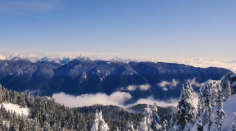 松树覆盖的雪山山脉美景 实拍 风景视频-众图网