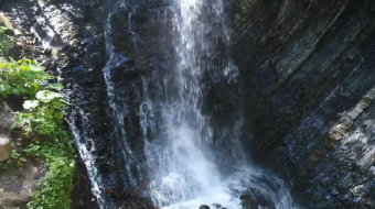 航拍高山岩石瀑布美景 实拍 风景视频-众图网