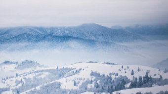 冬天雪山的风暴美景实拍视频-众图网