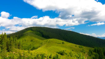 延时摄影蓝天白云下的绿色山景实拍风景视频-众图网
