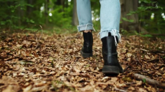 穿牛仔裤的女人穿过森林实拍视频-众图网