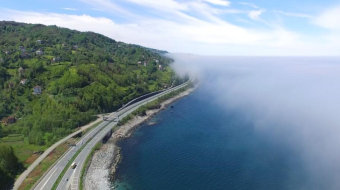 航拍海边山脉森林间的高速公路美景实拍视频-众图网