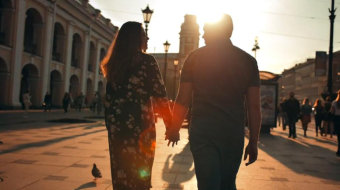 情人节情侣在夕阳下手牵手甜蜜约会实拍视频-众图网