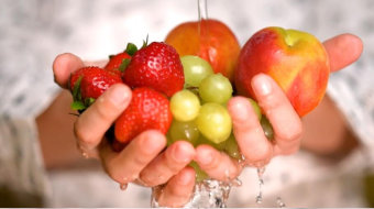 慢摄手捧草莓苹果葡萄水果水流冲洗视频-众图网