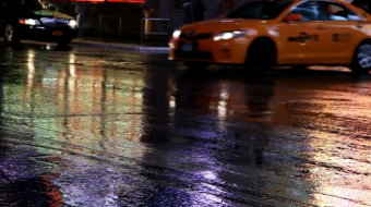 夜晚下雨天的纽约街头车辆交通视频素材-众图网