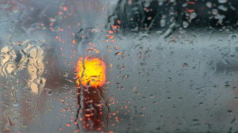 特写雨天的玻璃窗外交通 下雨视频-众图网