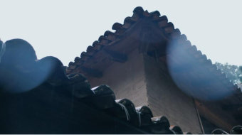 下雨天瓦屋顶的乡间小屋实拍视频-众图网