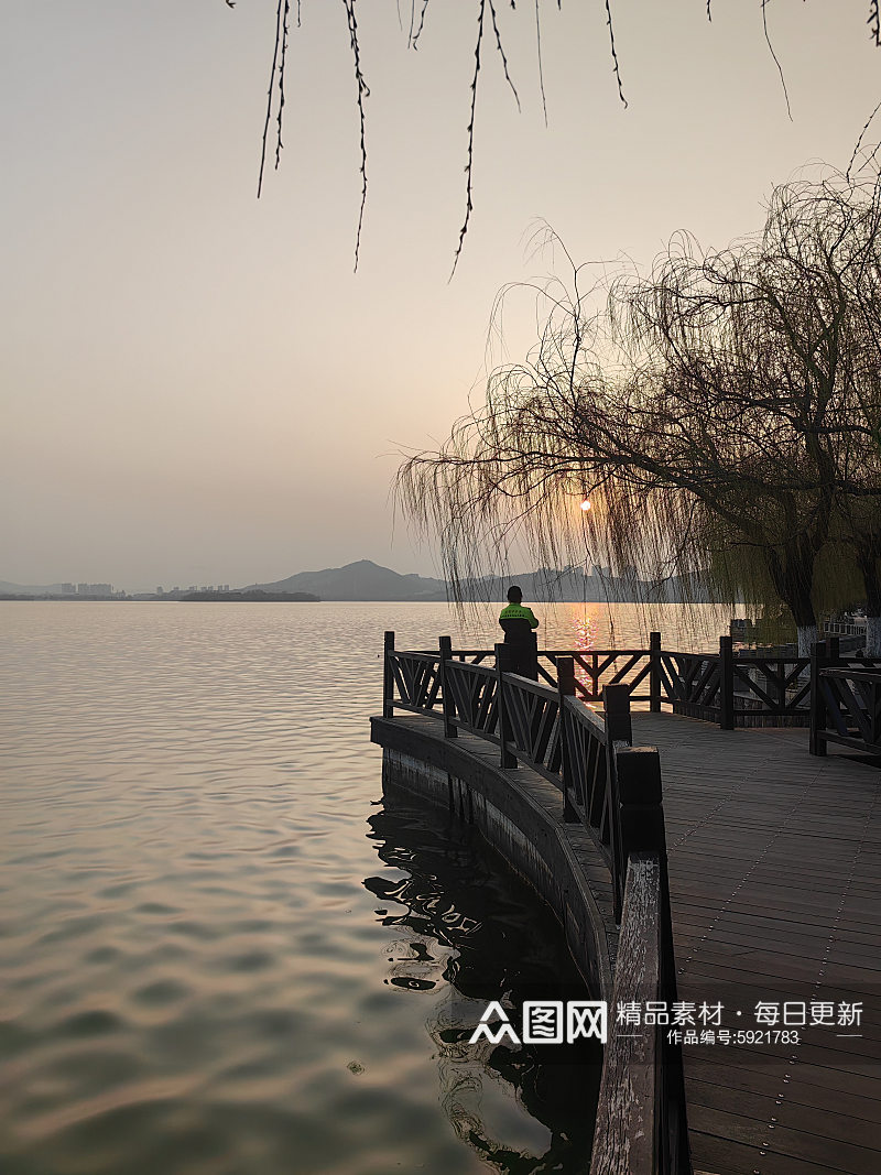 夕阳下的湖边风景摄影图素材