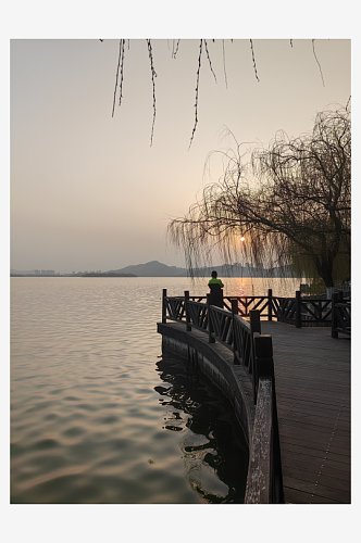 夕阳下的湖边风景摄影图