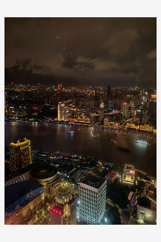 灯光璀璨的上海黄浦江夜景摄影图