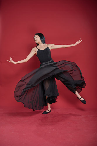 黑色舞裙服现代舞蹈跳舞人物摄影图片