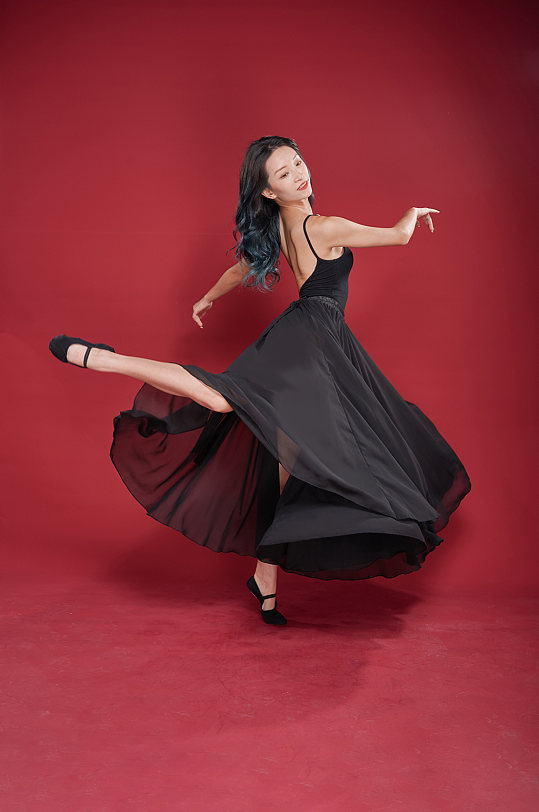 黑色舞裙服现代舞蹈跳舞人物摄影图片