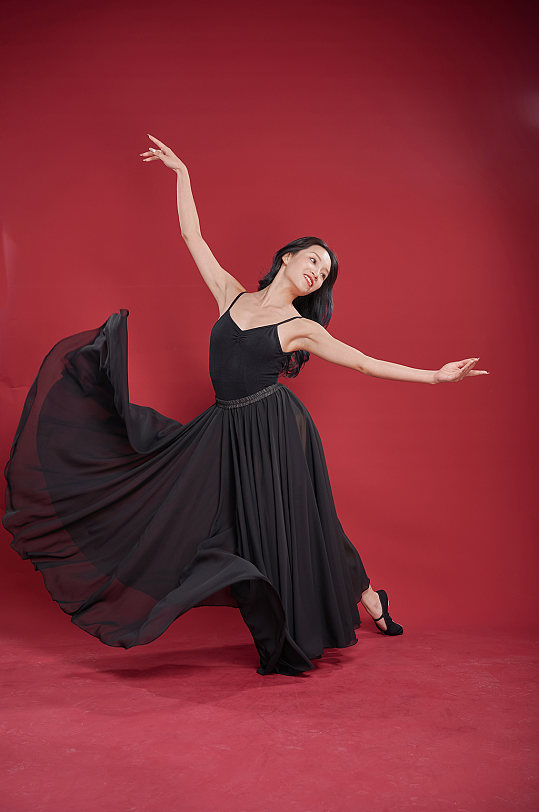 黑色舞裙服现代舞蹈跳舞人物摄影图片