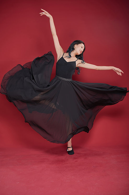 黑色舞裙服现代舞蹈跳舞人物摄影图片