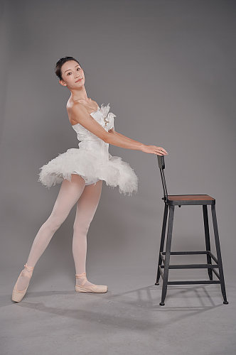 白色芭蕾舞裙芭蕾舞跳舞舞蹈人物摄影图片