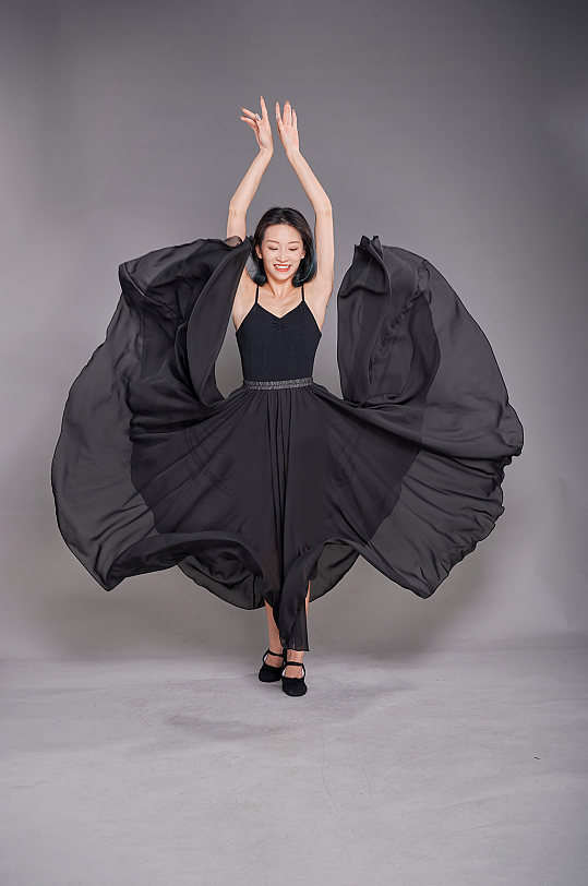 黑色舞裙服现代舞蹈跳舞人物摄影图片