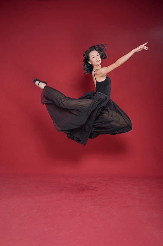 黑色舞裙服现代舞蹈跳舞人物摄影图片