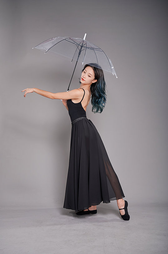 现代舞蹈手持雨伞跳舞人物摄影图片