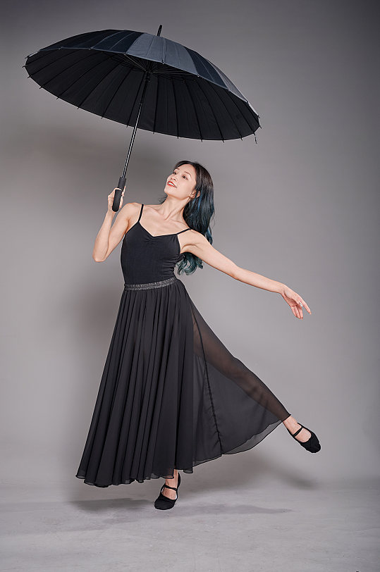 现代舞蹈手持雨伞跳舞人物摄影图片-众图网