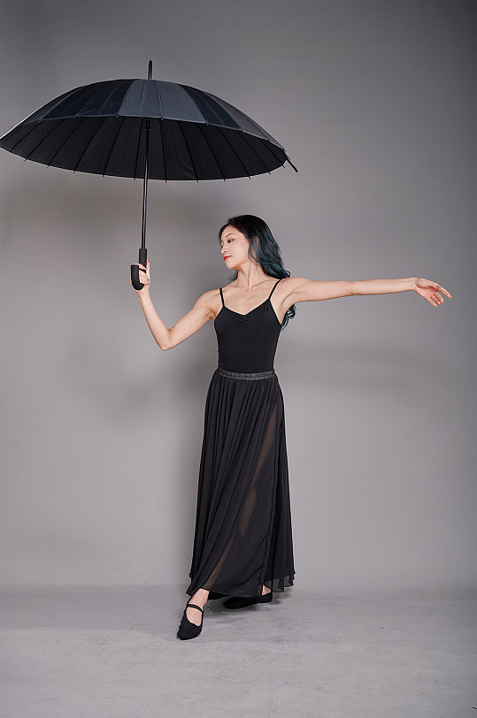现代舞蹈手持雨伞跳舞人物摄影图片