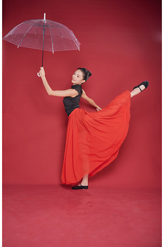 现代舞蹈手持雨伞跳舞人物摄影图片