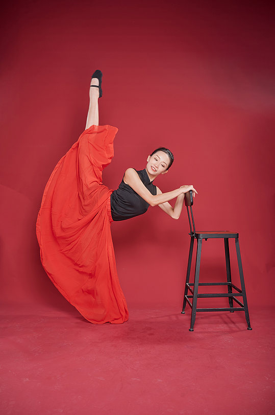 现代舞蹈手持雨伞跳舞人物摄影图片-众图网