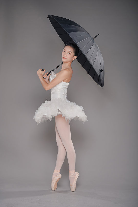 芭蕾舞舞蹈跳舞人物手持雨伞精修摄影图片