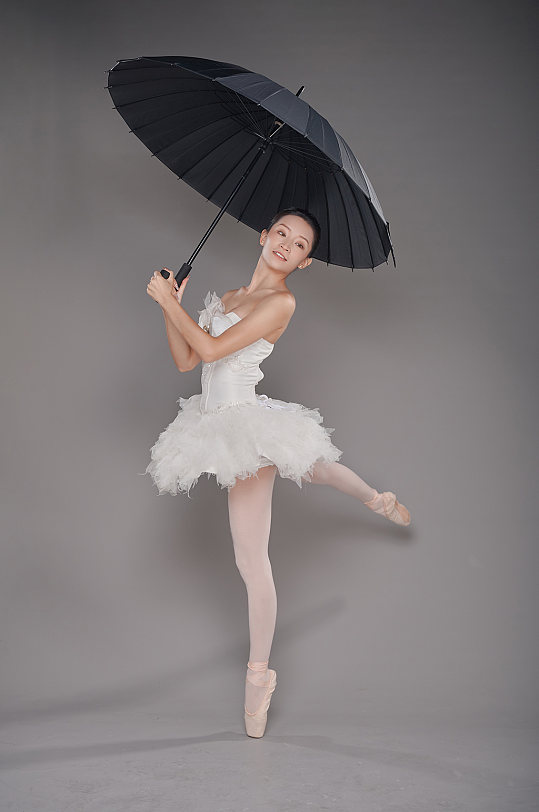 芭蕾舞舞蹈跳舞人物手持雨伞精修摄影图片