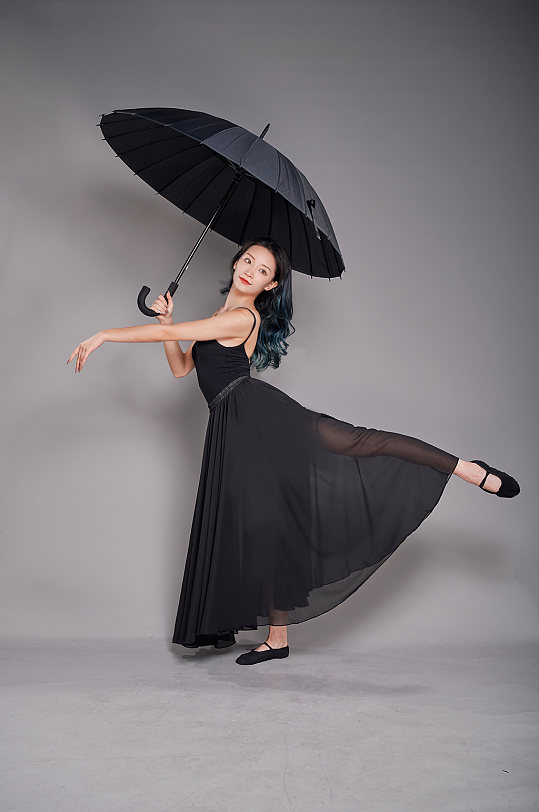 现代舞蹈手持雨伞跳舞人物精修摄影图片