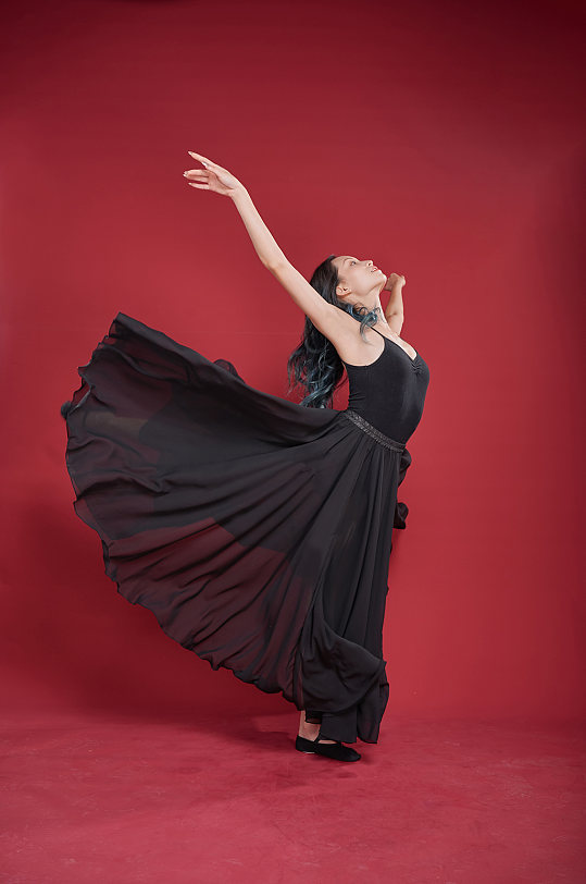 现代舞蹈跳舞人物精修摄影图片