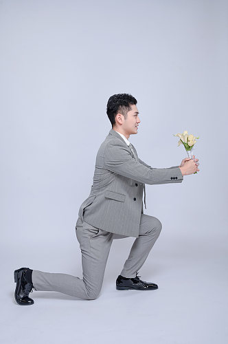 新郎手持鲜花求婚婚礼男人物精修摄影图
