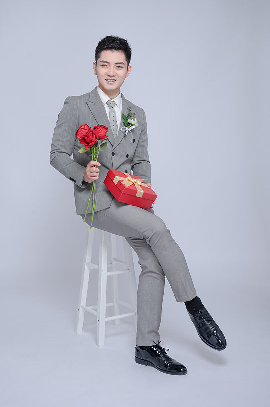 新郎手持玫瑰礼盒婚礼男人物精修摄影图
