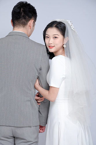 新郎新娘牵手婚礼人物精修摄影图
