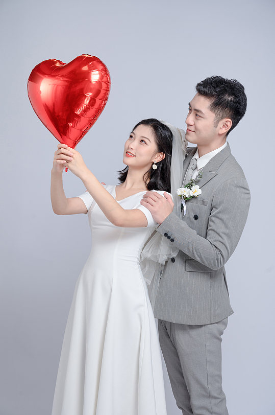 浪漫气球新郎新娘婚礼男女人物精修摄影图