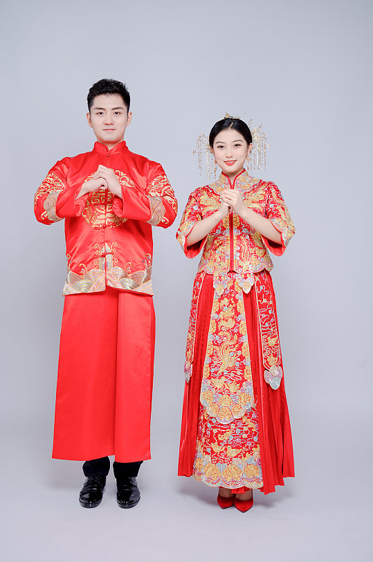 抱拳问好中式婚礼结婚男女人物精修摄影图