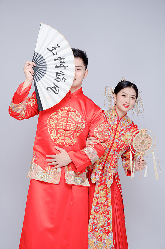扇子遮面喜庆中式婚礼男女人物精修摄影图