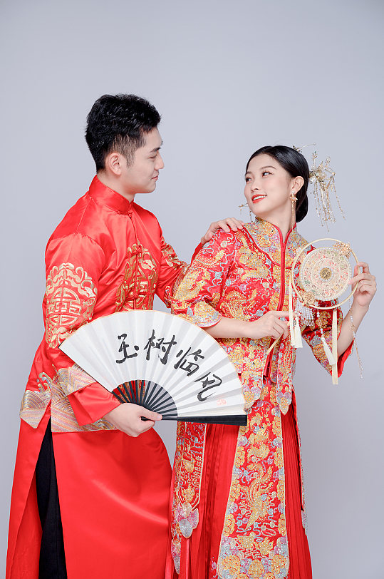 手持扇子中式婚礼结婚男女人物精修摄影图