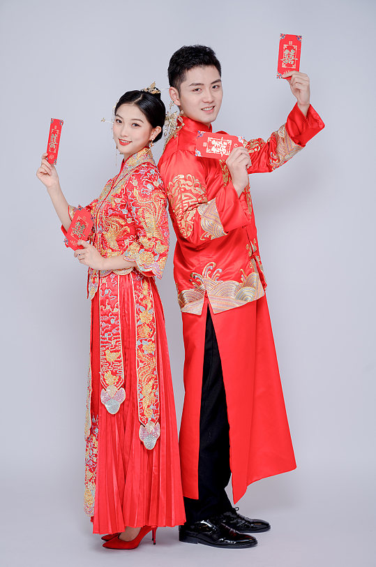 手持红包中式婚礼男女人物精修摄影照