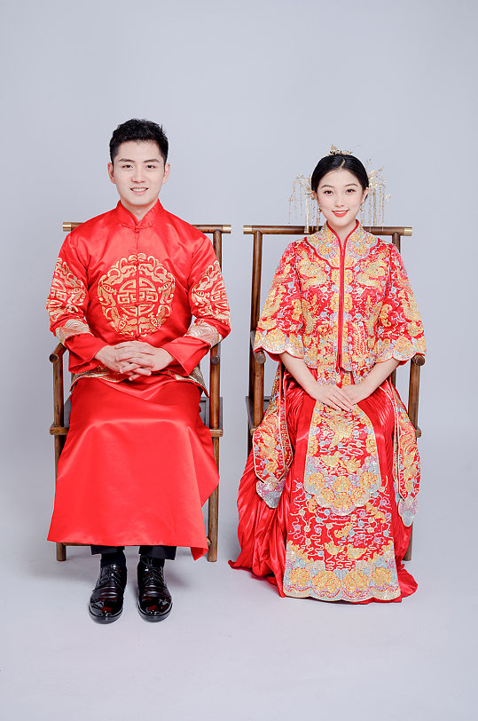 传统中式婚礼结婚服饰男女人物精修摄影图