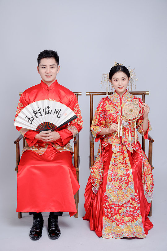 中式婚礼结婚服饰男女精修摄影图