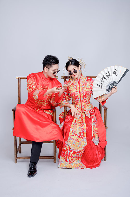 甜蜜新郎新娘中式婚礼人物精修摄影图